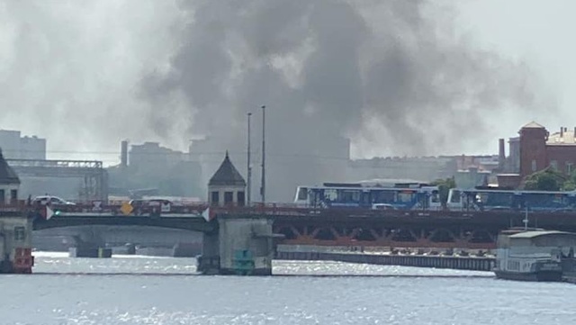 Pożar na ulicy Kolumba w Szczecinie został ugaszony. Ogień pojawił się przed 16 na budowie nowego torowiska tramwajowego.