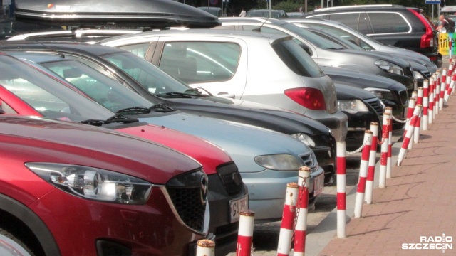 Ruszyła strefa płatnego parkowania w Dziwnowie. Za pozostawienie samochodu w kurorcie trzeba zapłacić. Dotyczy to także miejskich parkingów.