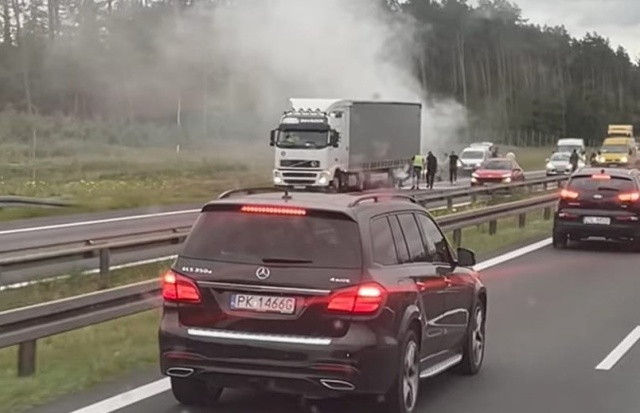 Na drodze ekspresowej S3, na prawym pasie w stronę Goleniowa, na wysokości Rurki płonie samochód ciężarowy.