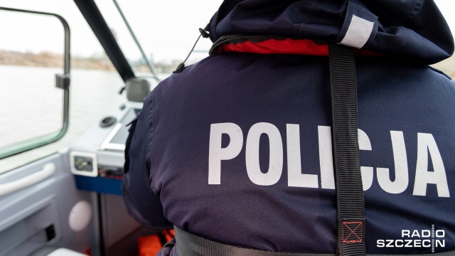 Wodni policjanci ze Stargardu pomogli trzem pływakom na deskach SUP.