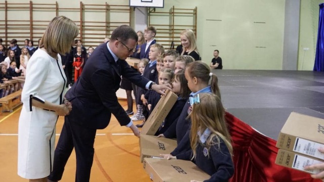 Prawie 400 komputerów trafiło do dzieci w regionie. Otrzymali je uczniowie z Pełczyc w powiecie choszczeńskim.