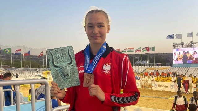 Paulina Kuźmińska, wychowanka Kusego Szczecin, grająca w pierwszoligowej SPR Pogoni Szczecin, zdobyła brązowy medal Mistrzostw Świata w piłce ręcznej plażowej juniorek do lat 18.
