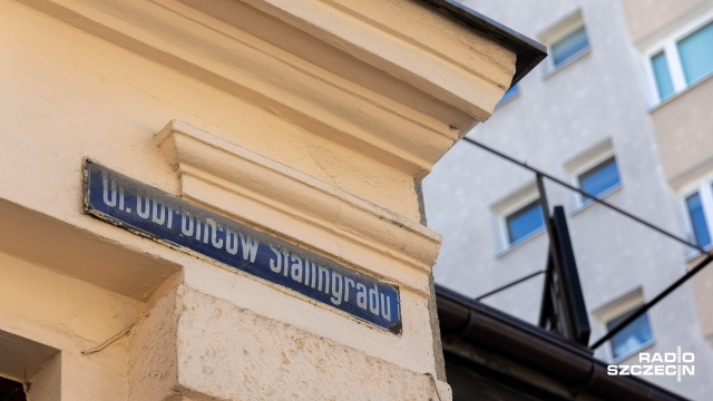 Cztery lata od zmiany nazwy ulicy z Obrońców Stalingradu na Edmunda Bałuki w Szczecinie. Kilku zarządców nieruchomości nadal nie zmieniło na swoich budynkach tablic ze starą nazwą.