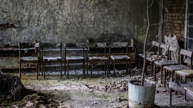 Rosjanie, wykorzystując artylerię, ostrzeliwują Seiwierodonieck i burzą budynki. Ataki wzmacniają się, a kilka dzielnic w starej części miasta i strefie przemysłowej stoi w gruzach.