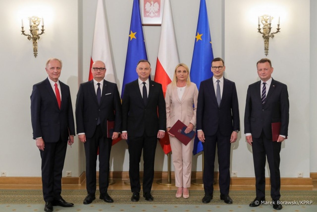 Prezydent Andrzej Duda powołał szefa MON Mariusza Błaszczaka na funkcję wicepremiera. Do rządu w randze ministrów bez teki wchodzą także posłowie - Agnieszka Ścigaj, Włodzimierz Tomaszewski oraz Zbigniew Hoffmann.
