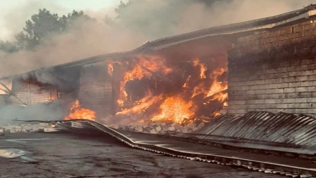 12 godzin strażacy walczyli z pożarem w Gryfinie. W czwartek o 18 ogień pojawił się w hali magazynowej węgla drzewnego na terenie fabryki Gryfskand.