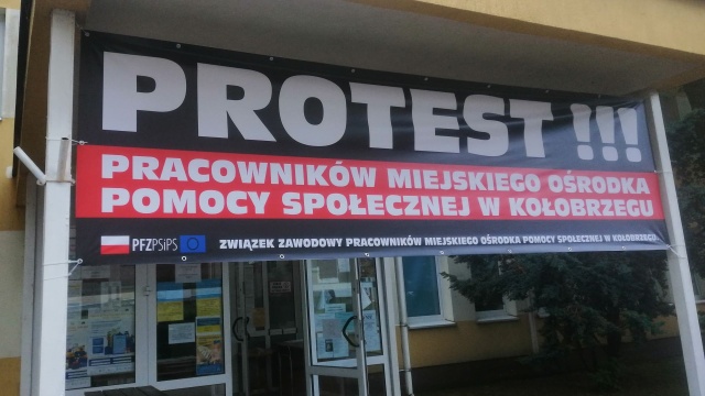 Budynek kołobrzeskiego MOPS-u został oflagowany. Trwa protest pracowników domagających się podwyżek płac.