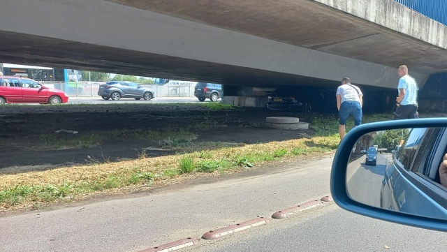 Samochód osobowy utknął pod mostem Trasy Zamkowej - to zdarzenie drogowe z okolic Wyspy Puckiej.