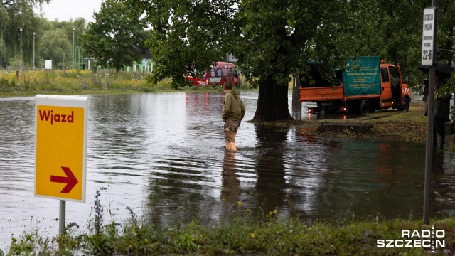 Potężne wyładowania atmosferyczne, którym towarzyszą ulewny deszcz i grad. Do tego silne porywy wiatru. Nad Szczecinem przechodzi burza. Ogromne ulewy sparaliżowały niemal całkowicie ulice Szczecina.