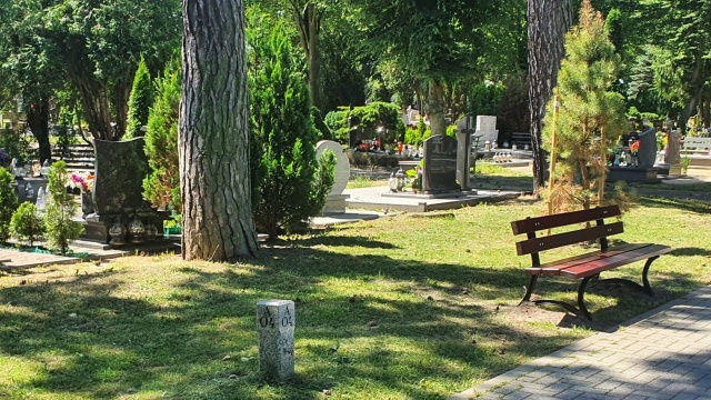 Stargardzki cmentarz z nowymi ławkami