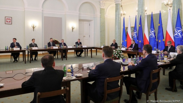 Prezydent Andrzej Duda powiedział, że cieszy się, iż wszystkie środowiska polityczne zasiądą do rozmów dotyczących bezpieczeństwa naszego kraju. O godz. 13 w Belwederze rozpoczęło się posiedzenie Rady Bezpieczeństwa Narodowego.