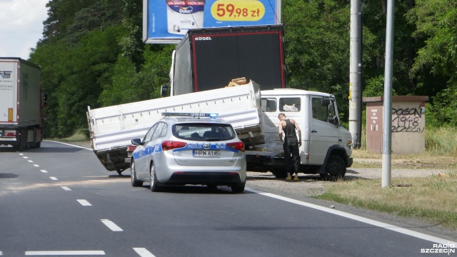 Kolizja dwóch ciężarówek na drodze krajowej nr 10 w Szczecinie.