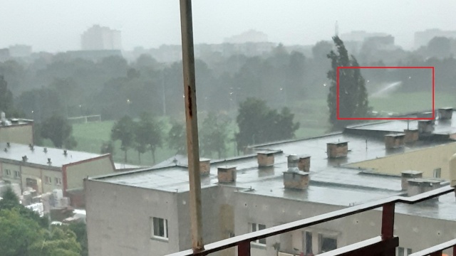 Ulewy trwały w najlepsze, a system podlewania trawników na boiskach przy ul. Kresowej i tak się włączył.