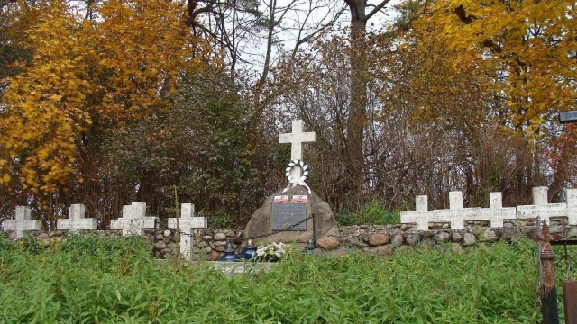 Zrównanie z ziemią cmentarza polskich żołnierzy Armii Krajowej w Mikuliszkach to bezprecedensowy akt bestialstwa - podkreśliło w oświadczeniu Ministerstwo Spraw Zagranicznych.