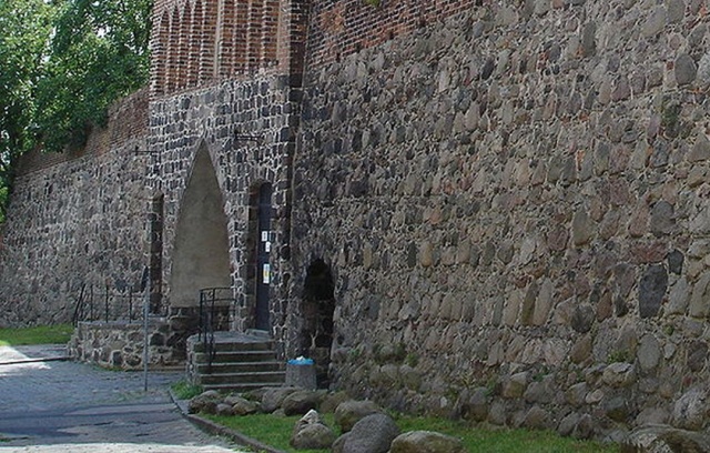 Rozpoczął się remont zabytkowych, osiemnastowiecznych murów obronnych wzdłuż ul. Klasztornej w Stargardzie.