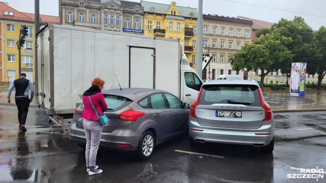 Trzy samochody zderzyły się przy Bramie Królewskiej w Szczecinie. Są problemy z przejazdem - auta blokują zjazd z Trasy Zamkowej.