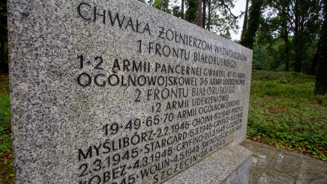 Polacy nie są barbarzyńcami niszczącymi cmentarze, ale należy mówić prawdę. Tuż po tym, jak na rozkaz białoruskiego dyktatora niszczone są cmentarze polskich żołnierzy na Białorusi, pytamy: co z kłamliwą tablicą na szczecińskim Cmentarzu Centralnym Tuż obok sowieckich grobów pochowani są żołnierze Armii Czerwonej.