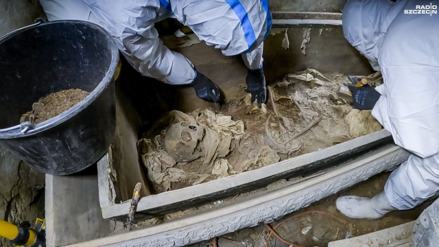 Naukowcy z Katedry Archeologii Uniwersytetu Szczecińskiego prowadzą badania krypty rodziny von Oesterling, która znajduje się w kościele w Koszewie.