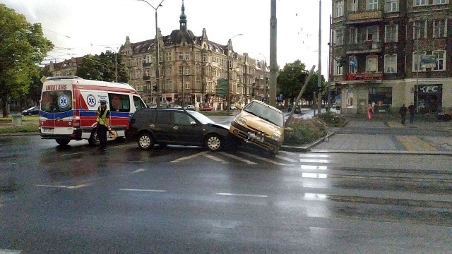 Stłuczka na placu Kościuszki w Szczecinie. Do zdarzenia doszło na skrzyżowaniu alei Piastów i ulicy Krzywoustego.