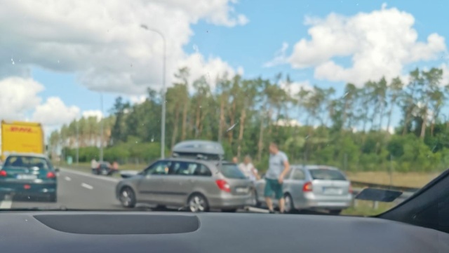 Kolizja na drodze ekspresowej S3, jadąc od Gryfina tuż przed zjazdem na autostradę A6. Na miejscu w dwóch kolizjach zderzyły się cztery samochody.