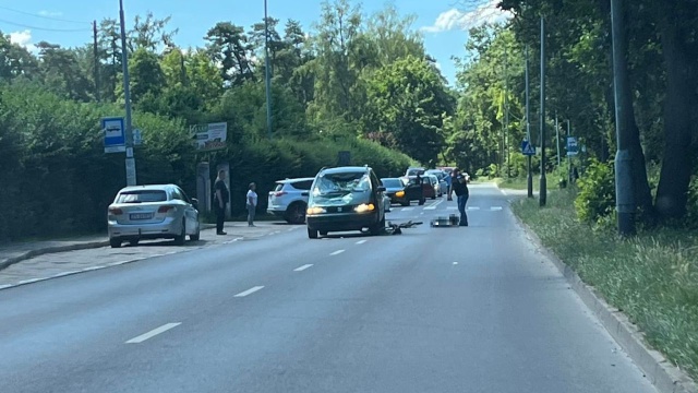 Na ulicy Chopina w Szczecinie rowerzysta wjechał pod samochód osobowy.