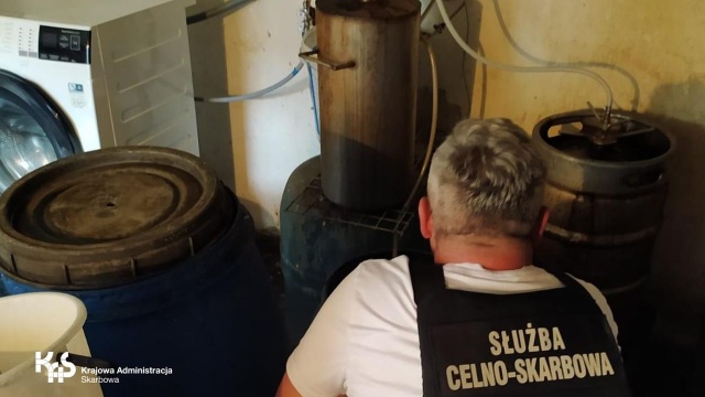 3 lata więzienia więzienia grożą mężczyźnie, który nielegalnie produkował alkohol w Koszalinie. Na jego trop wpadły służby.