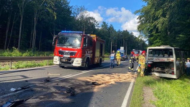 W miejscowości Bagicz ciężarówka najechała na tył autobusu, ten drugi pojazd wjechał do rowu. Ranny jest kierowca samochodu ciężarowego, był pijany.