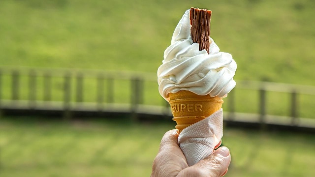 Kręcone lody podbiły serca, a raczej podniebienia turystów nad morzem. Na czym polega fenomen świderków To sprawdziliśmy w świnoujskich lodziarniach.