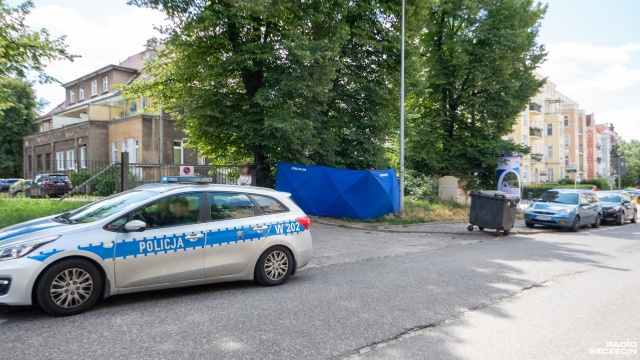 Policja wyjaśnia okoliczności śmierci mężczyzny, którego ciało znaleziono w centrum Szczecina.