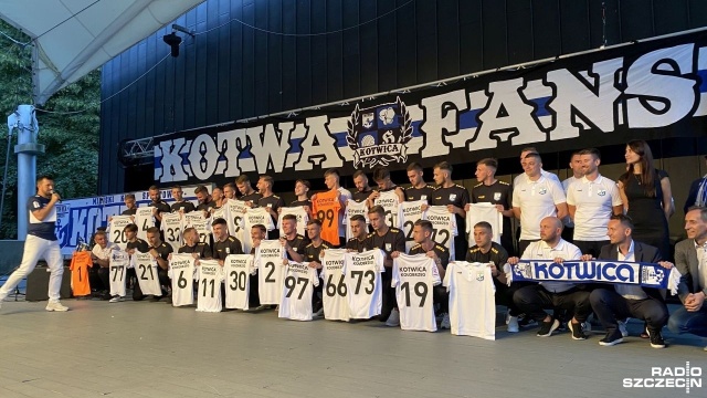 Kotwica Kołobrzeg zaprezentowała drużynę, która powalczy w nadchodzącym sezonie II ligi. Pierwszy mecz zespół z Kołobrzegu zagra już w najbliższy weekend.