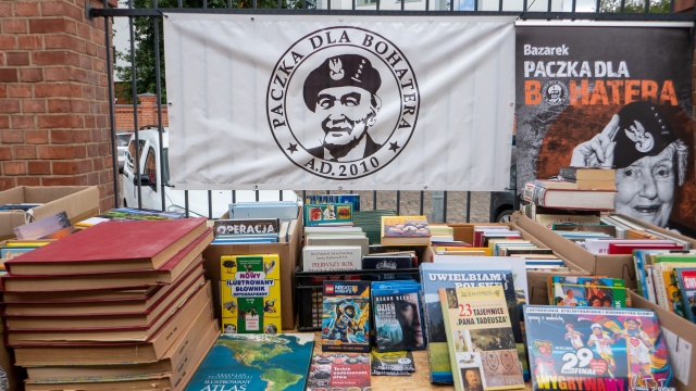 Trwa charytatywny kiermasz w Szczecinie, który organizuje stowarzyszenie Paczka dla Bohatera.