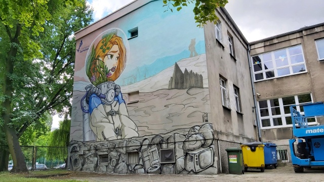 Eko-mural oglądać można na ścianie Szkoły Podstawowej nr 54, przy ulicy Rayskiego w Szczecinie. Stworzył go Maciej Kreda Jurkiewicz.