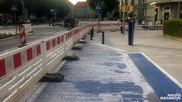 Wykonawca rozpoczął naprawy gwarancyjne - prace rozpoczną się na nitce wschodniej al. Jana Pawła II, czyli tej prowadzącej do Urzędu Miasta. Naprawiane będą fragmenty jezdni z kostki.