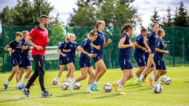W cieniu piłkarzy Dumy Pomorza do ligowego sezonu przygotowują się pod nowym szyldem piłkarki nożne Pogoni Szczecin, które dotychczas grały w ekstralidze kobiet jako Olimpia.
