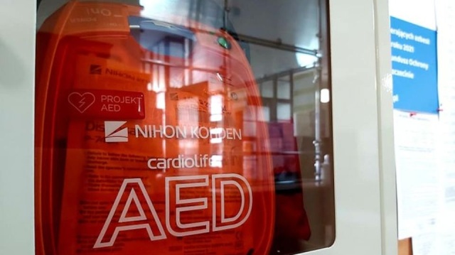 Bezpieczniej w Urzędzie Miejskim w Trzebiatowie. Pojawił się tam AED - automatyczny defibrylator zewnętrzny.