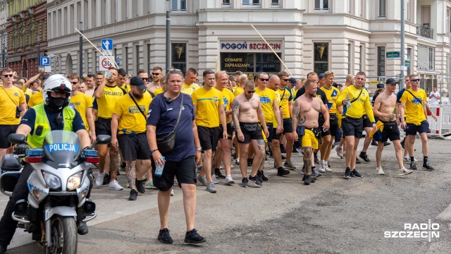Tłumy kibiców z Danii zgromadziły się na szczecińskim Deptaku Bogusława - w czwartek Pogoń zmierzy się z Broendby Kopenhaga w drugiej rundzie eliminacji Ligi Konferencji Europy.