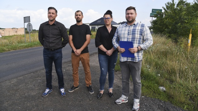 Boją się o życie swoje i bliskich. Mieszkańcy walczą o chodnik między Kliniskami Wielkimi a Rurzycą.