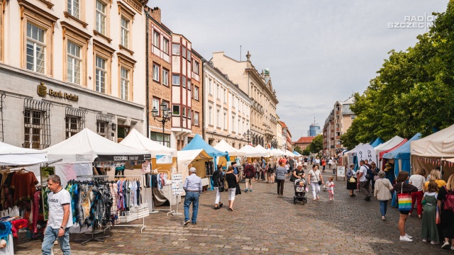 Ponad 300 wystawców z regionalnym jedzeniem, rękodziełami i smakołykami czeka na mieszkańców Szczecina na placu Orła Białego. Trwa trzeci dzień Jarmarku Jakubowego.