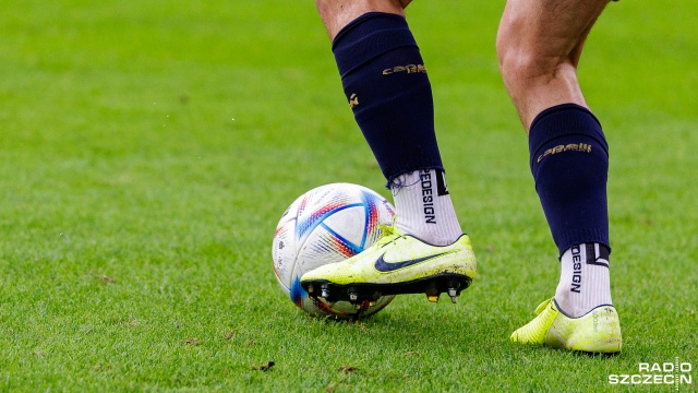 Piłkarze Pogoni po sobotnim treningu wyruszą w podróż do Wrocławia na ligowy mecz ze Śląskiem. Portowcy po czwartkowym starciu z Broendby Kopenhaga w Lidze Konferencji Europy są już gotowi na kolejne wyzwania w Ekstraklasie.