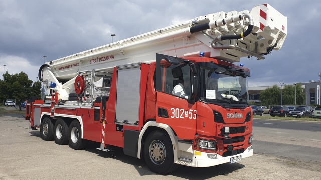 Taki sprzęt mają tylko cztery jednostki w Polsce. Do Państwowej Straży Pożarnej w Szczecinie trafił nowy podnośnik hydrauliczny.