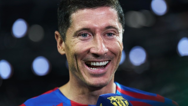 Kapitan piłkarskiej reprezentacji Polski Robert Lewandowski po raz pierwszy wystąpił w meczu Barcelony. W rozegranym w Las Vegas towarzyskim spotkaniu z Realem Madryt 33-letni napastnik znalazł się w wyjściowym składzie i zszedł po pierwszej połowie.