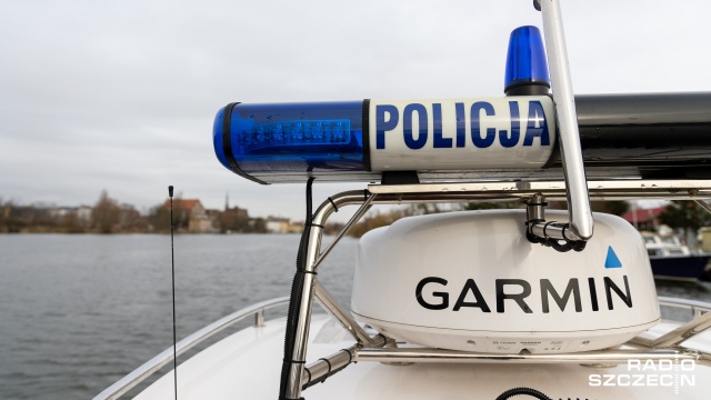 Po dwóch dniach poszukiwań, służby ratownicze odnalazły ciało 60-latka, który w piątek wskoczył do Zalewu Kamieńskiego. Mężczyzna wraz z trzema innymi osobami miał pływać jachtem w tych okolicach.