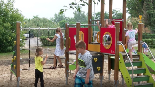 Mini park linowy, domek z dwoma zjeżdżalniami i mała ścianka wspinaczkowa to nowe elementy placu zabaw przy ulicy Reymonta w Połczynie-Zdroju.