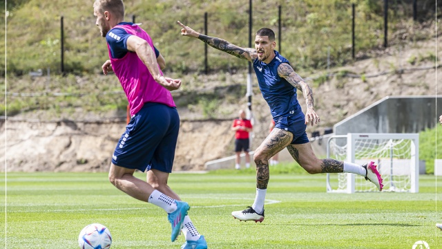 Dobra informacja dla kibiców piłkarzy Pogoni. Konstantinos Triantafyllopoulos powrócił do treningów po wyleczeniu kontuzji.