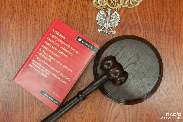 Pijany, zaatakował mężczyznę przed sklepem monopolowym, a następnie zadał mu co najmniej pięć ciosów nożem. 23-latek odpowie teraz przed sądem za usiłowanie zabójstwa.