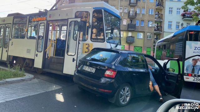 Kolizja samochodu osobowego i tramwaju na Niebuszewie w Szczecinie. Do zdarzenia doszło na rondzie Sybiraków.