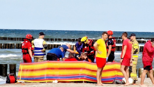 54-letni mieszkaniec Świdnicy topił się przed godziną 16 w Dziwnowie na niestrzeżonej plaży. Na pomoc ruszyli ratownicy WOPR, którzy rozpoczęli reanimację.