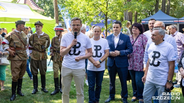 Pokaz sprzętu wojskowego, szycie powstańczych opasek i wspólne śpiewanie zakazanych piosenek - to tylko niektóre z atrakcji, jakie czekają w ogrodzie przy Zachodniopomorskim Urzędzie Wojewódzkim w Szczecinie.