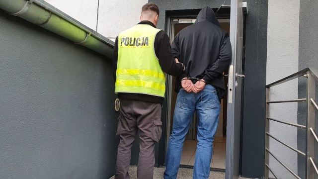 Miał spędzić w więzieniu ponad 3,5 roku, ale się ukrywał. To historia 39-letniego mieszkańca powiatu kłodzkiego. Śledczy wydali za nim list gończy. Mężczyzna był poszukiwany za oszustwa.