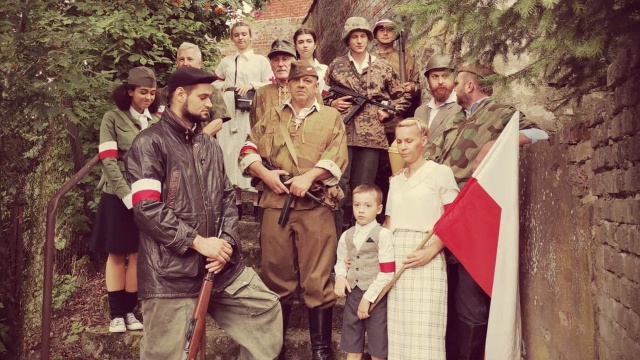 Inscenizację, ale nie walk, tylko targowiska miejskiego z czasów tuż przed Powstaniem pokażą rekonstruktorzy - fascynaci historii z zachodniopomorskiego Drawna. Początek - 16.30.